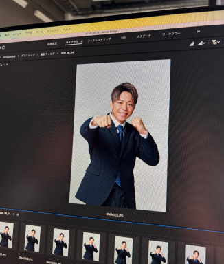 自ら用意したスーツで撮影に臨む武尊さん
